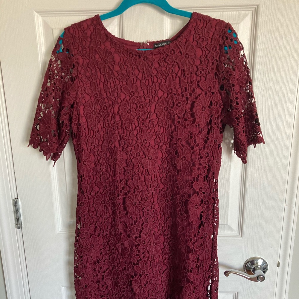 Maroon midi dress perfect for fall wedding